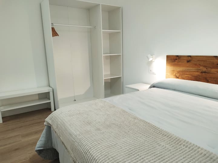 Ormar u glavnoj spavaćoj sobi u koji se može odložiti odjeća na vješalice. Krevet 150 x 190, vrlo udoban. Opremljen plahtama, poplunom i jastukom. Noćni ormarići i utičnice.