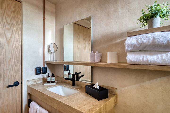 Caliza Roma | Deluxe Residence w/Balcony & SPA gallery image 5