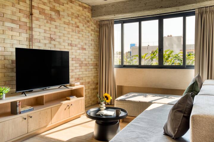 Caliza Roma | Deluxe Residence w/Balcony & SPA gallery image 2