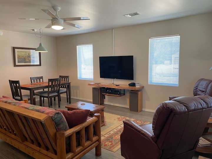 开放式客厅，配有用餐区、日式床垫和超级舒适的躺椅。