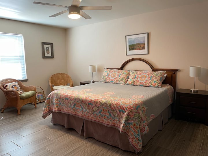 主卧宽敞，配备全功能卫生间、优质加大双人床和休息区。