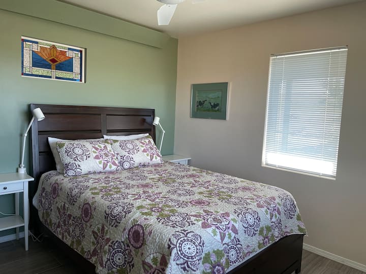 舒适的标准双人床。床头灯有内置充电端口。l