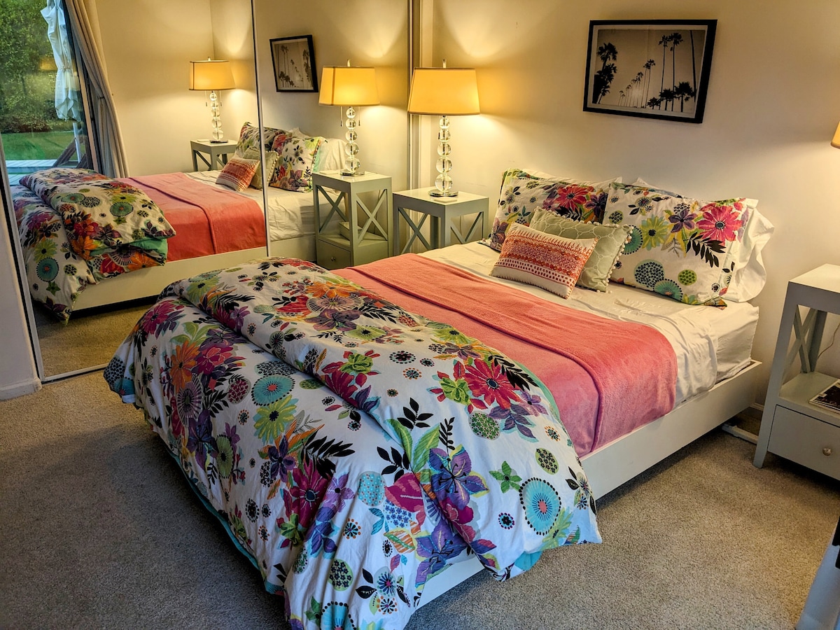 Задната спална соба има брачен кревет (широк 150-179 см) „Westin Heavenly“ и модерни холивудски детали