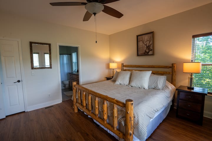 Chumba Mahiri cha kulala kilicho na kitanda aina ya King