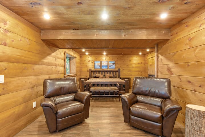 Cama tamaño king, sala de estar, baño completo en la suite, vestidor, puertas con cerraduras.