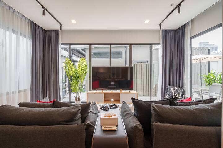 Penthouse for Family and Frds – 6 mins walk to BTS gallery image 2