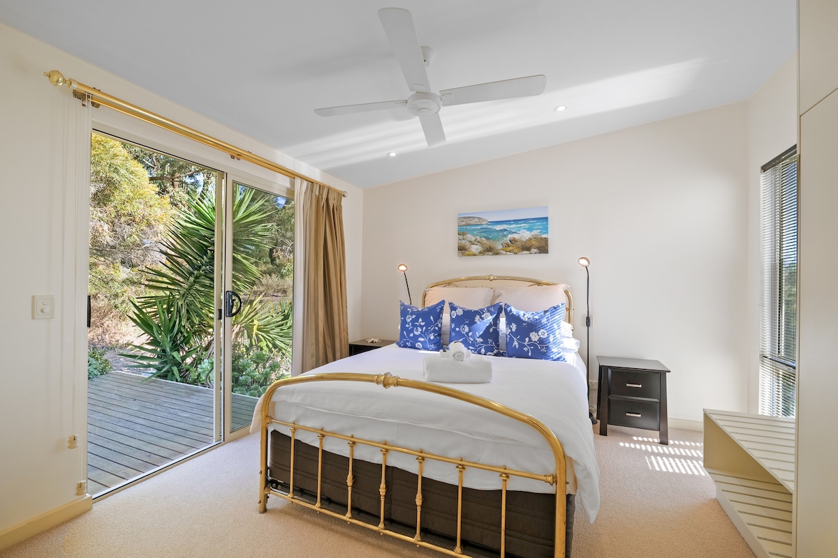 标准双人床，可直接通往后院