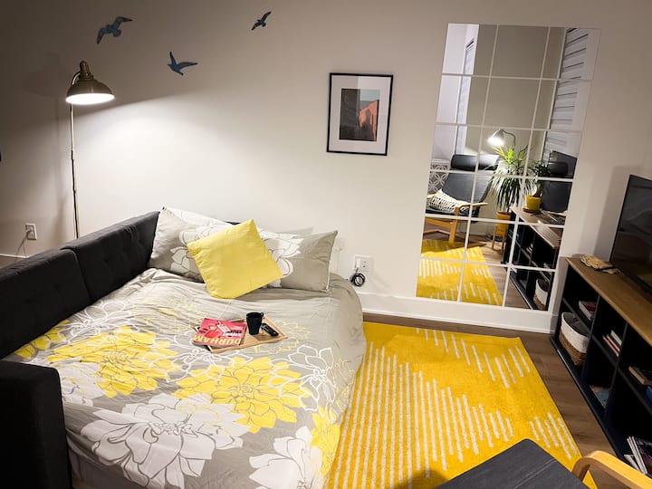 Диванът във всекидневната се разширява в хубаво двойно легло за максимум 2 гости. 