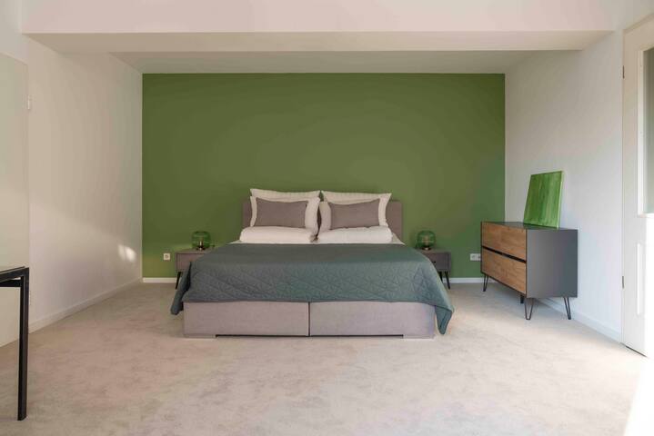 Sophisticated and spacious gallery image 4