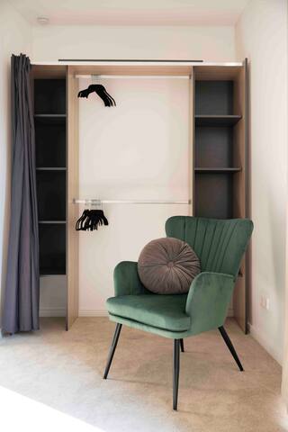 Sophisticated and spacious gallery image 3