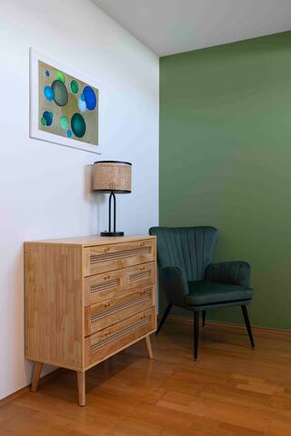 Sophisticated and spacious gallery image 5