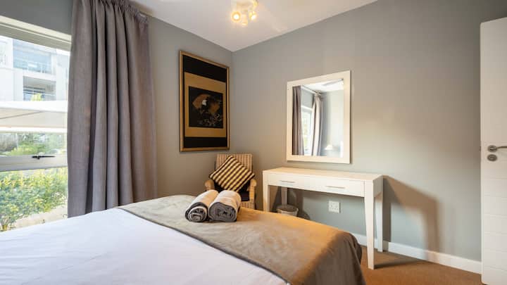 Chambre 2 remplie de lumière naturelle, avec une vasque confortable, un ventilateur de plafond et une poubelle pour plus de commodité.