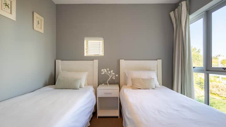 Chambre avec 2 lits simples.