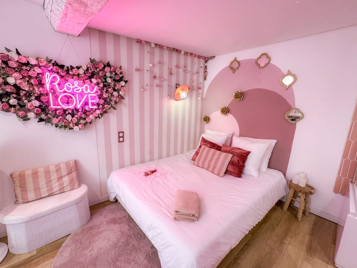 Hapësirë e ndritshme banimi me krevat të rehatshëm dopio "queen" të pajisur me një qiell të ndritshëm me yje. E përkryer për të kombinuar çlodhjen dhe komoditetin gjatë qëndrimit tënd.