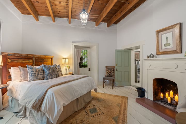 Çlodhu në dhomën e tretë të rehatshme të gjumit, të kompletuar me një krevat dopio "queen" dhe ambient privat për një qëndrim të qetë.