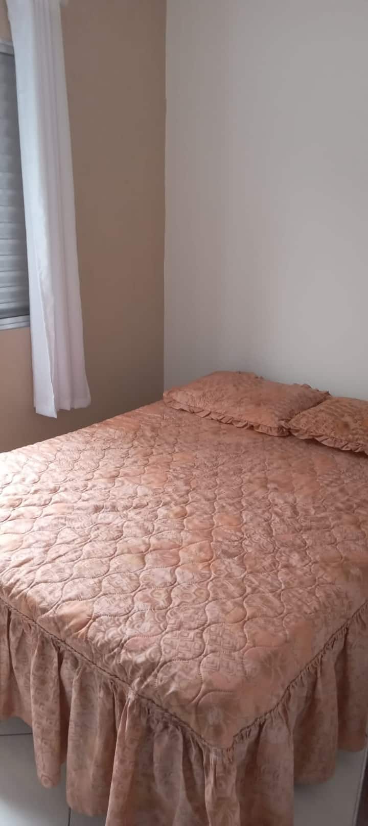 Quarta har en garderobe med bøjler.