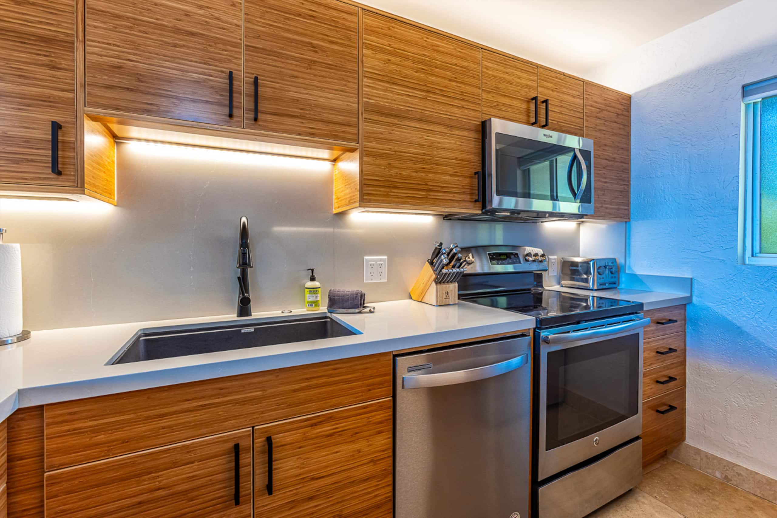 Oceanfront Ground Floor w/Stunning Sunset Views - Image 4