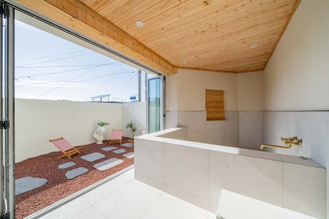 Deokbongjur.
European Eco-Friendly Market
1 minute on foot from the sea.
Room 2 Bathroom 1 Jacuzzi
U