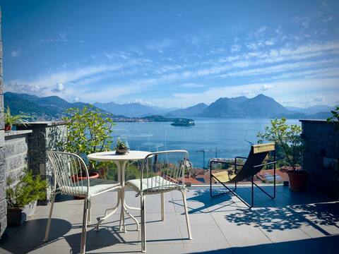 Stylish Apartment with Pool & Panoramic Lake View