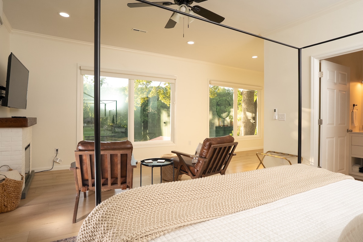 Moderan dnevni prostor ispunjen svjetlošću s elegantnim kožnim stolicama okrenutim prema velikim prozorima s kojih se pruža miran pogled na jezero. Čiste linije i neutralna paleta sobe stvaraju mirnu atmosferu, dok prirodni krajolik izvana daje dašak mira. 