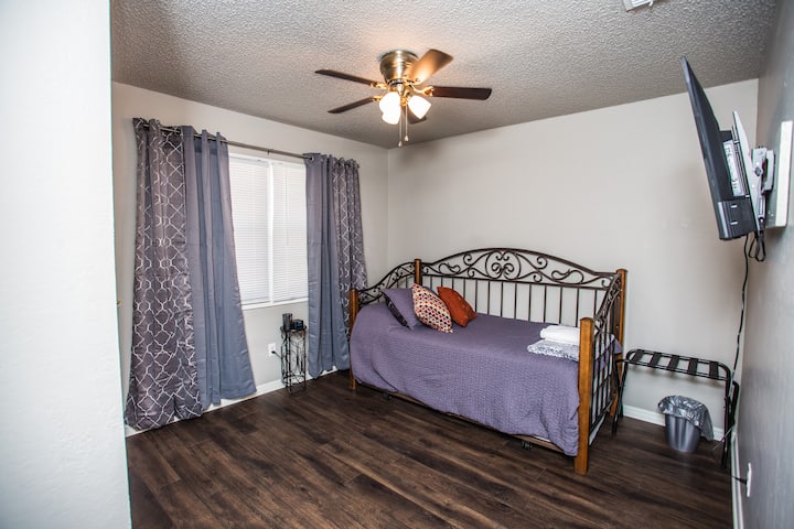 El tercer dormitorio cuenta con dos camas individuales, un espacio versátil para que los niños o los huéspedes adicionales disfruten de su estancia cómodamente.