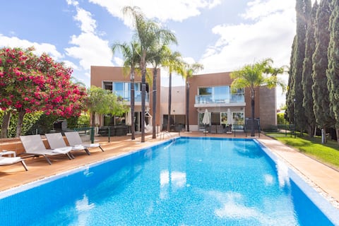 Popular Airbnb listing: VILLA LAGUNA GOLF--Facing Laguna Golf in Faro