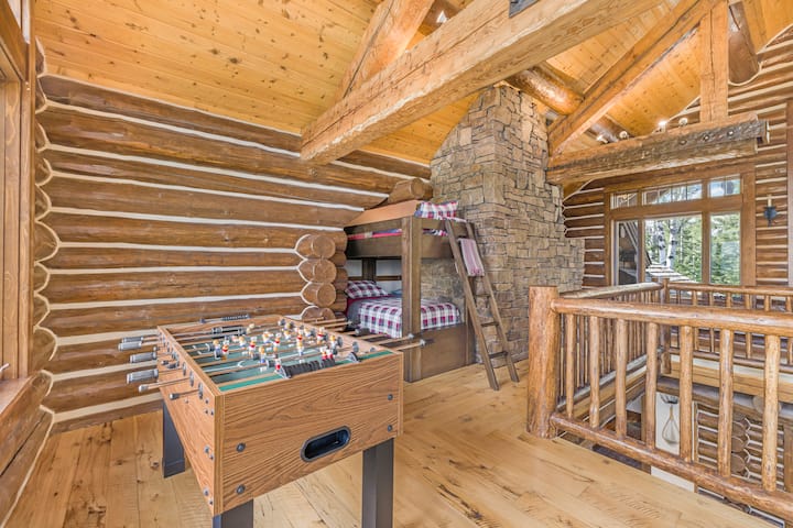 Questo accogliente loft è perfetto per i bambini, con letti a castello in legno, un biliardino e vista sulla grande sala sottostante. Perfetta per divertirsi e dormire, unisce il fascino rustico al comfort giocoso per indimenticabili ricordi in famiglia.