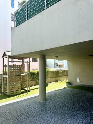 Spacious Bantry Bay Apartment gallery image 4