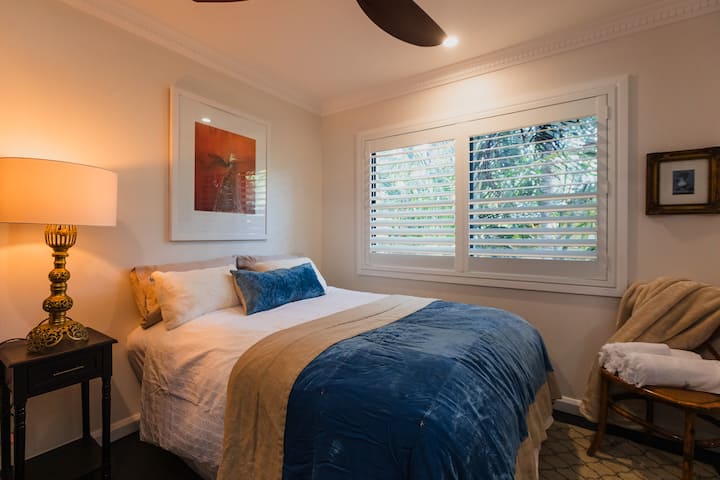 سرير مزدوج مريح جدا. سرير وبياضات حمام عالية الجودة لقضاء عطلة فاخرة. تحتوي المروحة على 8 إعداد عن بعد