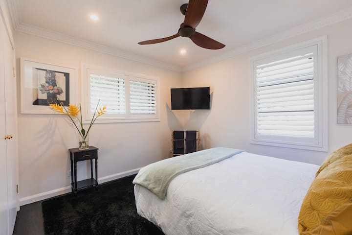 
مصاريع المزارع في جميع غرف النوم، والشاشات في الخلف، للحصول على أكبر قدر ممكن من الضوء وتدفق الهواء الذي تختاره. هذه هي الغرفة الوحيدة التي تحتوي على تلفزيون منفصل مثبت على الحائط.
سرير وبياضات حمام عالية الجودة لقضاء عطلة فاخرة