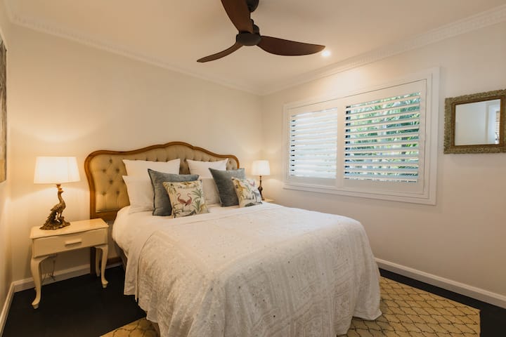 سرير كوين مريح للغاية بغرفة نوم ثالثة مع خزائن مزدوجة. مصاريع مزرعة، نوافذ محجوبة، مروحة عن بعد مع 8 إعدادات