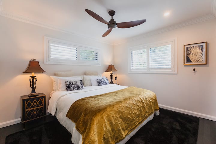 سرير كينج مريح للغاية أو تم تحويله إلى سريرين مفردين. سرير وبياضات حمام عالية الجودة لقضاء عطلة فاخرة. تحتوي المروحة على 8 إعداد عن بعد