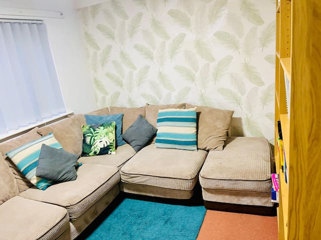 Harvard Haven |4BR Manchester Stay WiFi & Parking gallery image 3