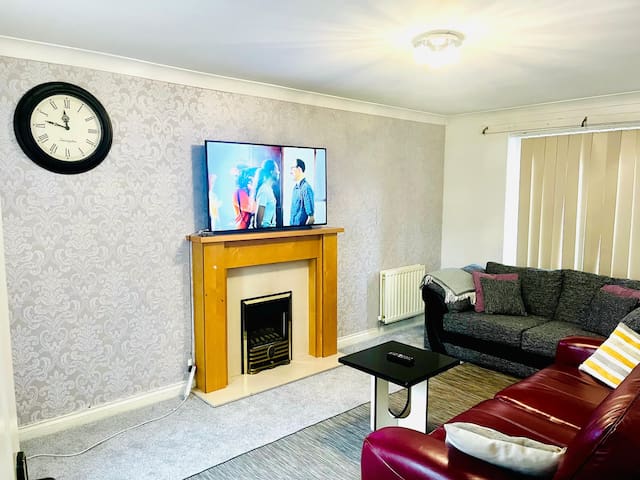 Harvard Haven |4BR Manchester Stay WiFi & Parking gallery image 4