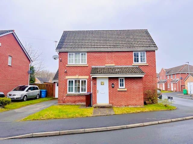 Harvard Haven |4BR Manchester Stay WiFi & Parking