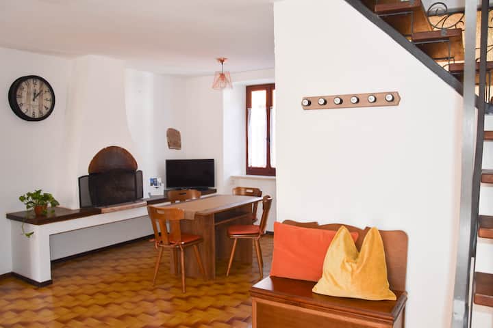 Მისაღები ოთახი სასადილო მაგიდით და SmartTV-ით.