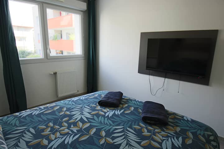 letto 160, 2 cabine armadio
tv