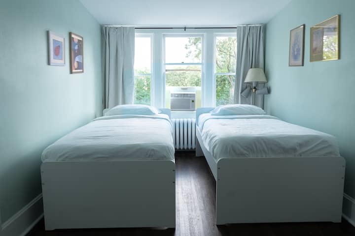 חדר שינה מס' 3.  ● נוסף באמצע יולי 2025 - מזגן חלון בחדר השינה בקומה השלישית לנוחות נוספת●. שתי מיטות יחיד, מצעים פרימיום, וילונות האפלה, ארון, חדר רחצה צמוד עם אמבטיה.