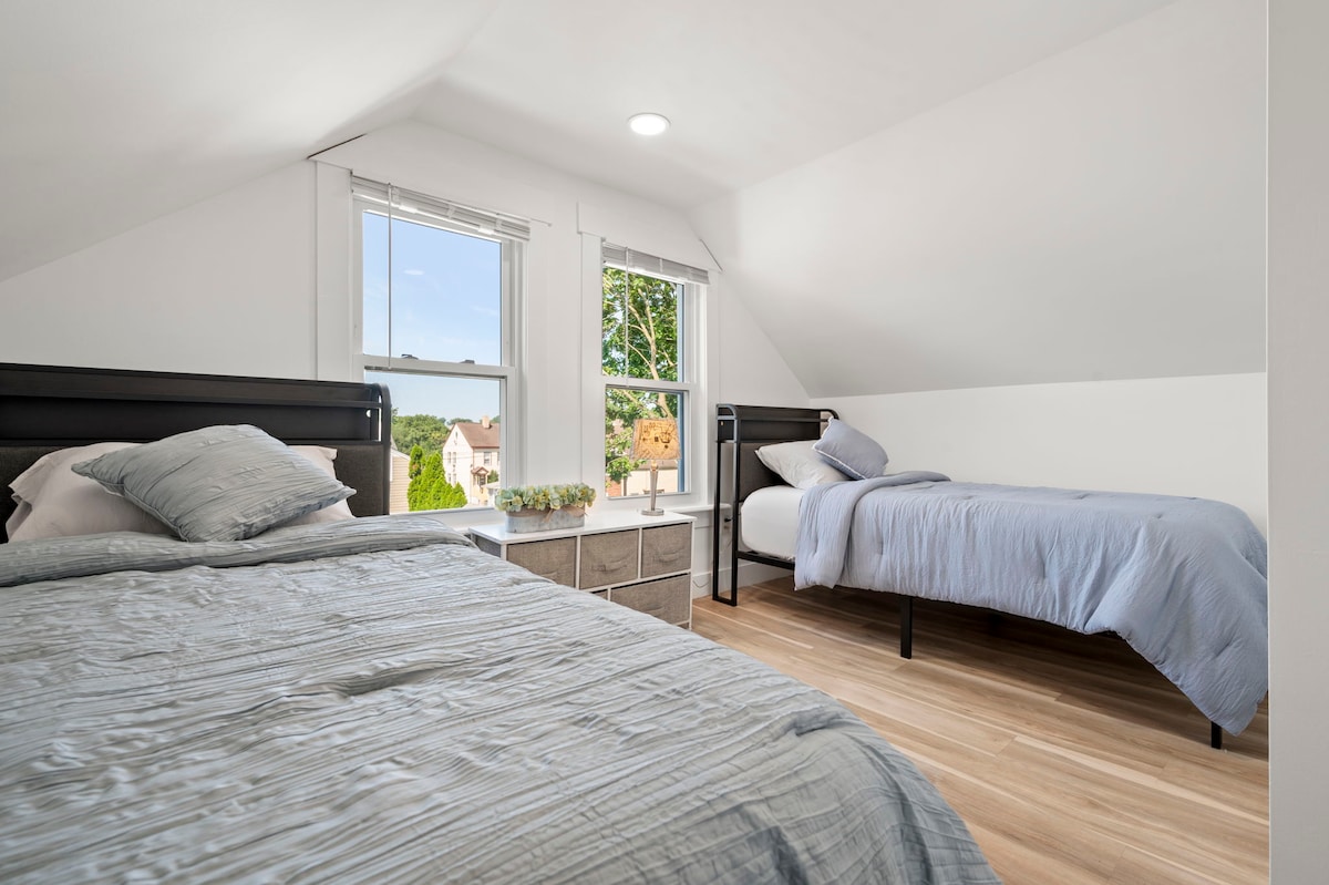 غرفة نوم في الطابق العلوي/سريران مفردان