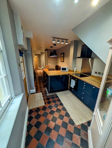 NEW: Large 2 Bedroom 2 Bathroom Garden Flat #1