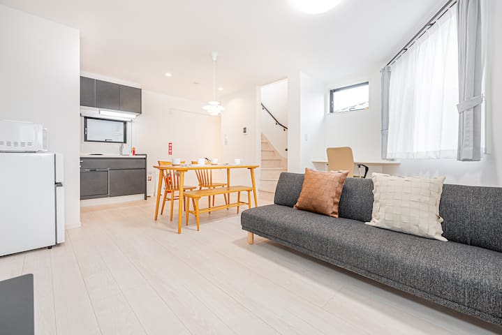 极简装修一户建:3卧室/厨房/电视/空调/WIFI/洗衣机/卫浴干湿分离/自助入住/山手线/大家站