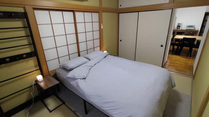 Ni chumba cha kulala kilicho na chumba cha tatami.Kitanda cha watu wawili kimetolewa.