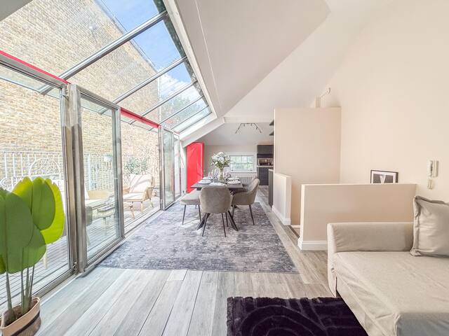 Trendy London Hideaway Apartment gallery image 5