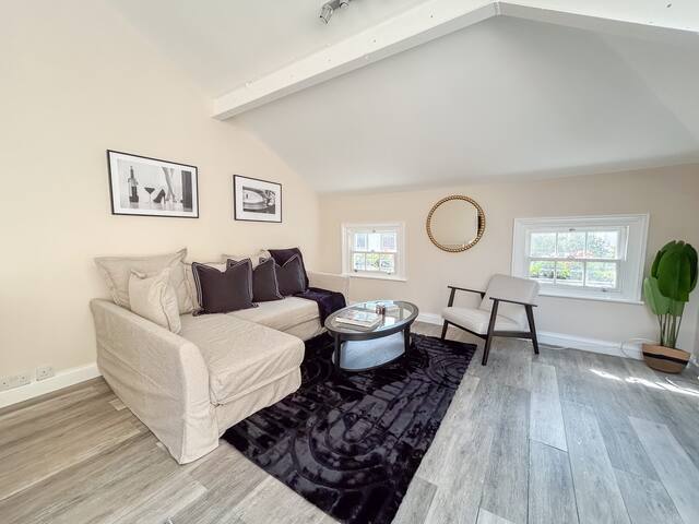 Trendy London Hideaway Apartment gallery image 2