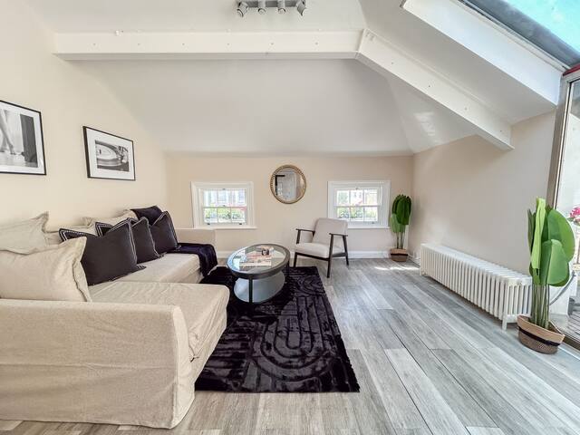 Trendy London Hideaway Apartment gallery image 3