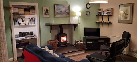 Top performing Airbnb: Cosy cottage in stunning coastal village on Skye in Strath