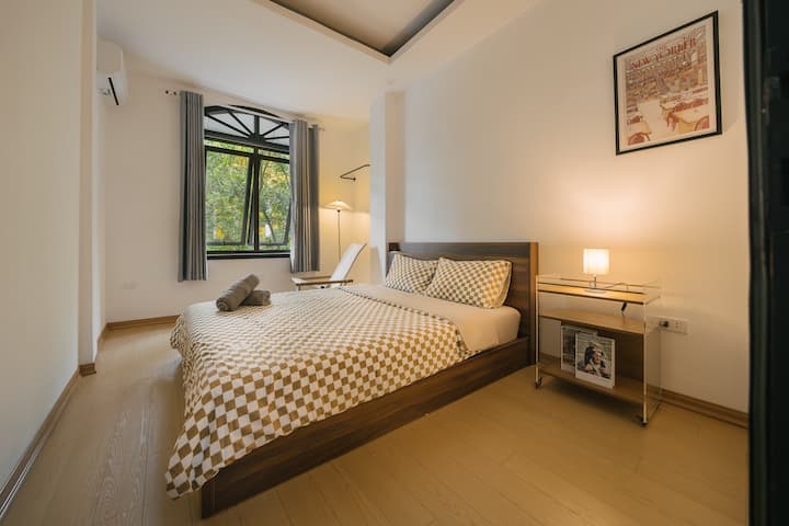 חדר השינה השני, הממוקם בקומה השלישית, כולל חלון גדול עם נוף ישיר לרחוב. היא מרוהטת בכיסא נדנדה נעים, תאורה מתחשבת ומיטה זוגית בגודל קווין סייז, ויוצרת חלל נוח ומזמין.