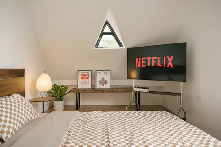 ממוקם בקומה הרביעית. חדר השינה הנעים הזה על הגג עם מיטה זוגית גדולה, טלוויזיה 55 אינץ' ועיצוב עץ כהה ואלגנטי, כולם יוצרים מקום מפלט שליו ומסוגנן עם מגע של יוקרה.