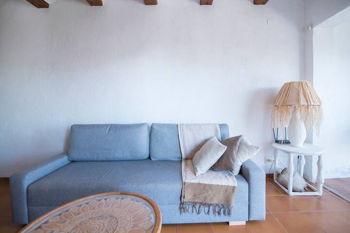 Qoshe e rehatshme me divan të rehatshëm dhe dekorim natyral. Fantastike për t 'u çlodhur pas një dite në plazh ose thjesht për të lexuar me dritë të butë dhe atmosferë të qetë.
