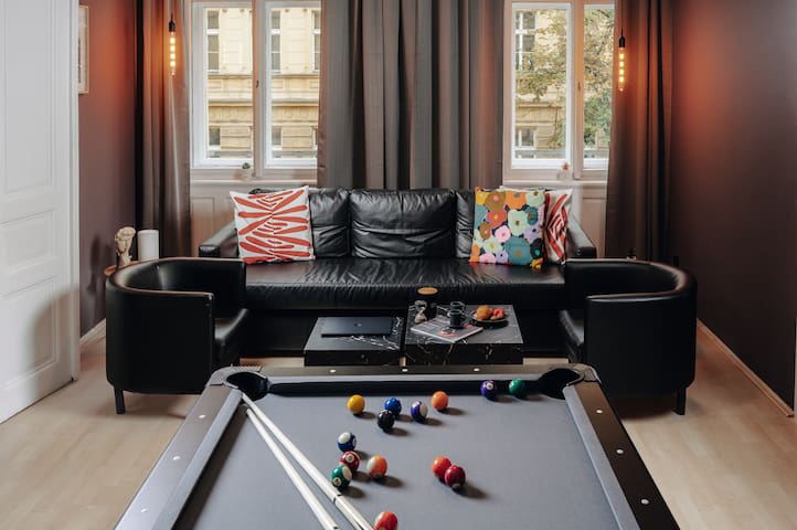 Cinema Apartment Pool Table & Foosball – Downtown